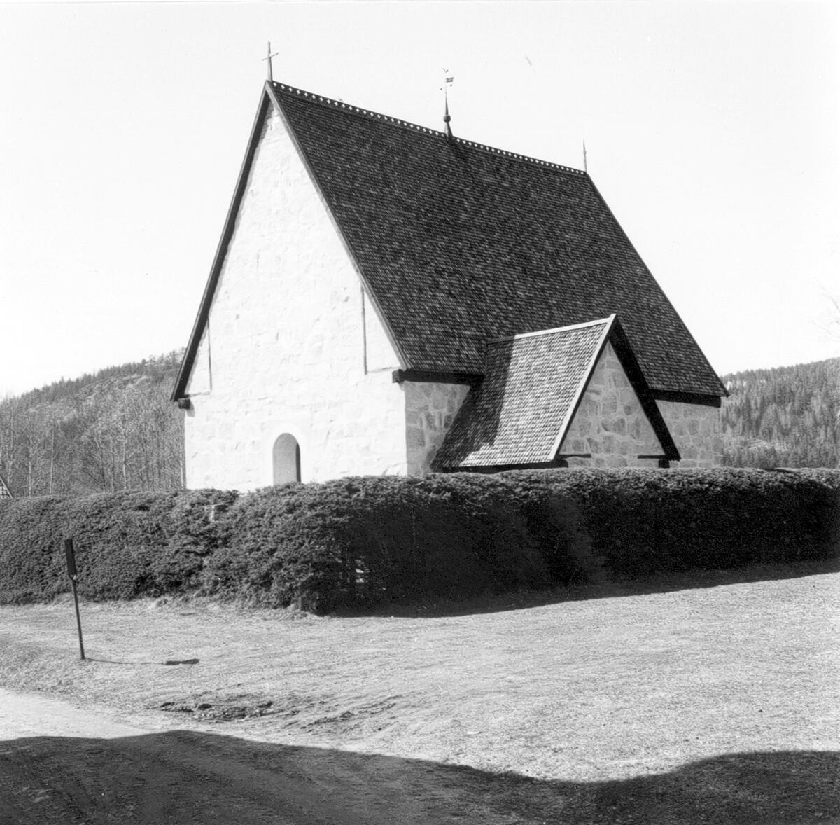 Lidens gamla kyrka. En äldre kyrka antagligen av trä har sannolikt
