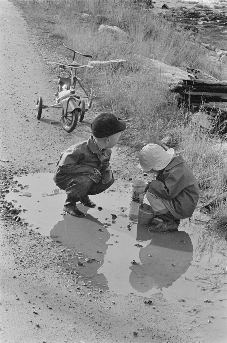 To barn leker i en vanndam.