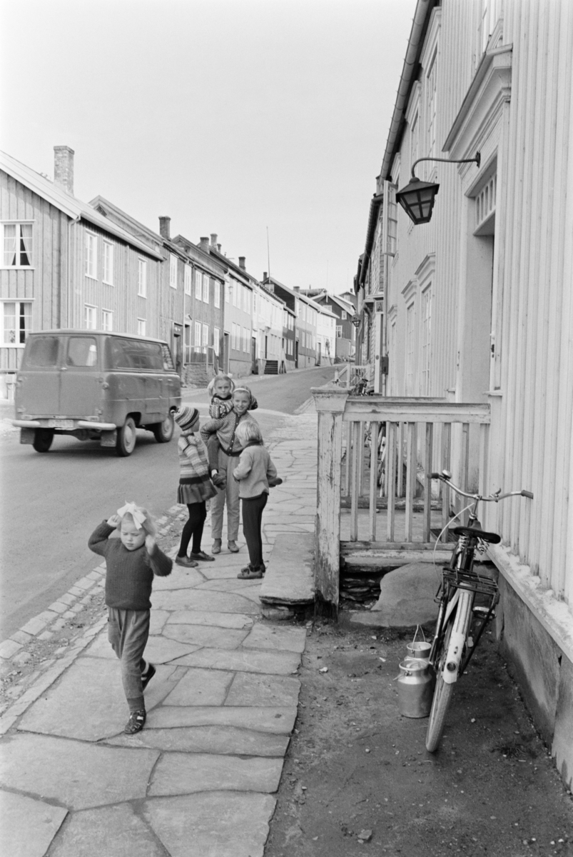 Barn leker i en gate på Røros.