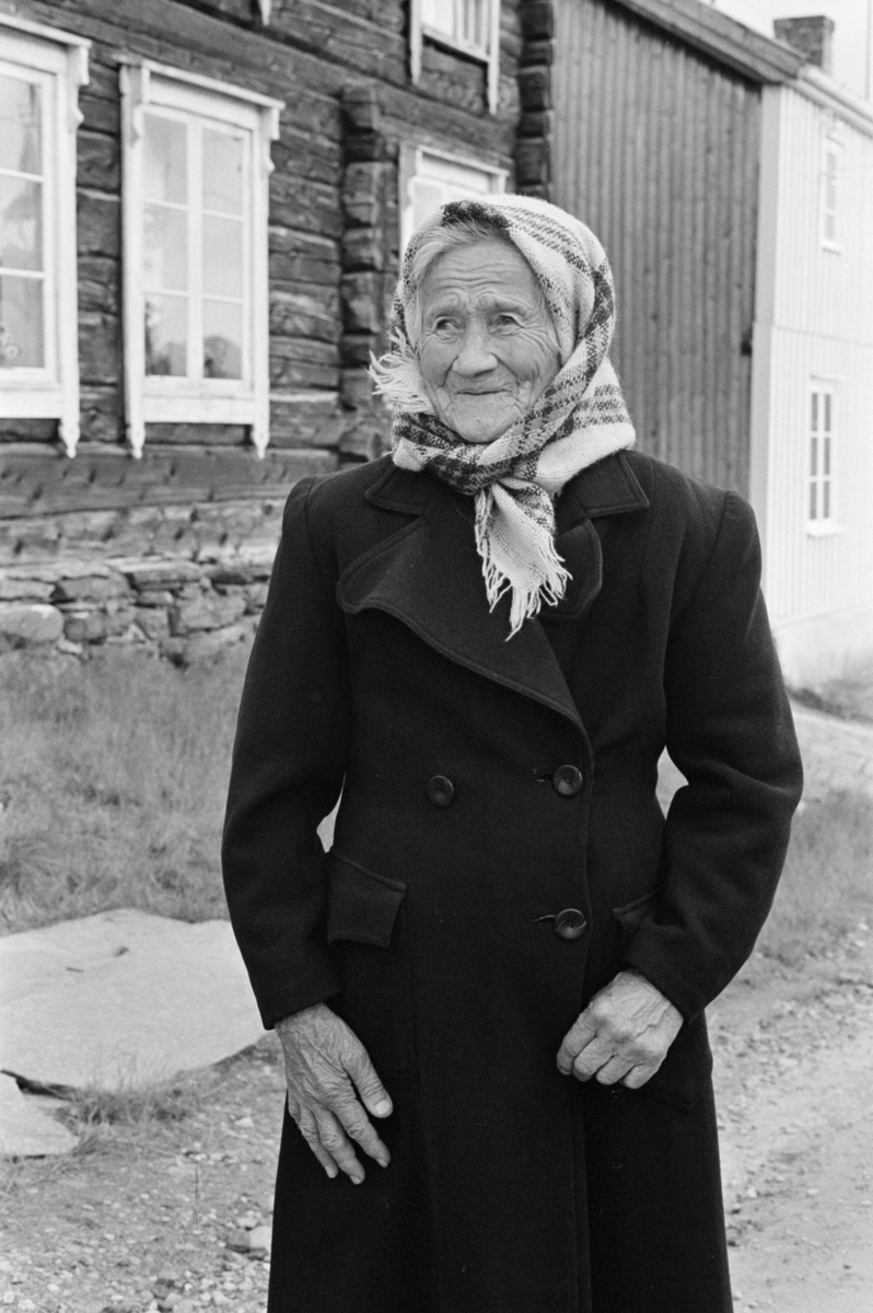 Portrett av en kvinne i en gate på Røros.