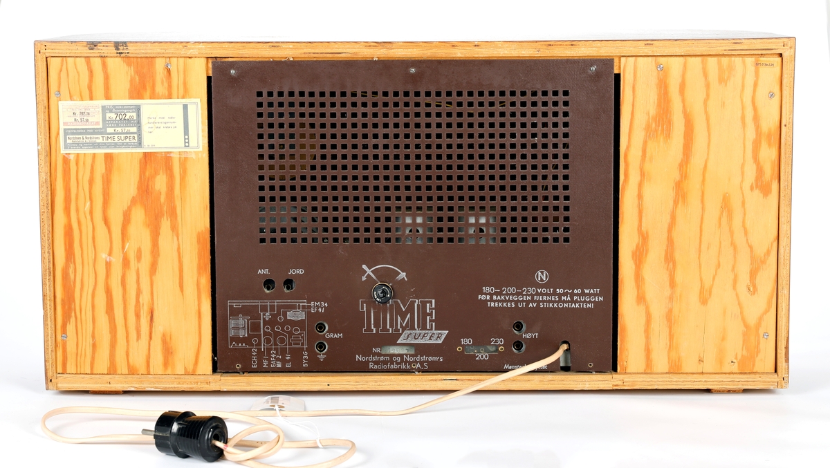 Radio i tre med gule lister, høytaler på hver side og display med klokke i midten.