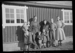 Anna-Sofie og Anders med familie og fler. Utfor gjestestua i