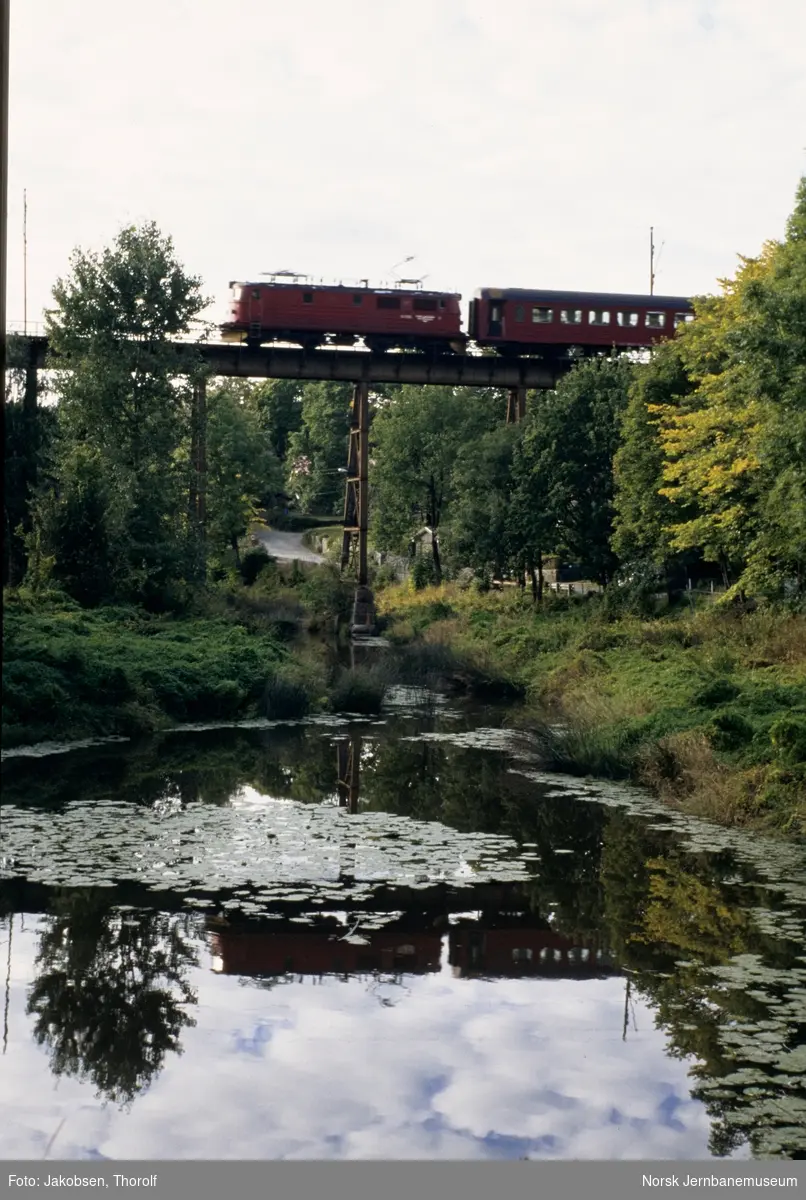 Elektrisk lokomotiv El 13 med hurtigtog til Halden, tog 119, på Hølen viadukt. Dette var siste dag med ordinær drift på denne strekningen