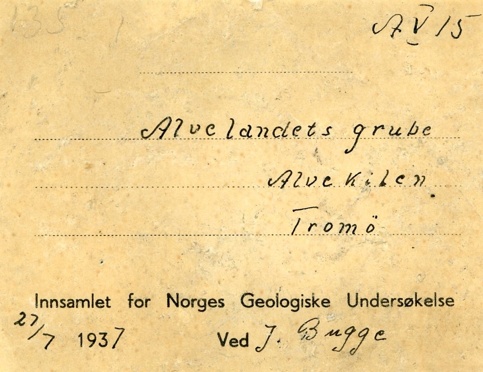 Etiketter i eske:
1:
AV 15
Alvelandets grube
Alvekilen
Tromø
27/7 1937  J. Bugge

2:
Magn 4
Malm, Alvekilen.