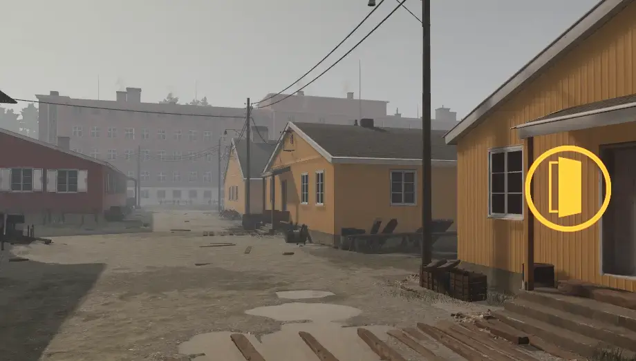 Et VR bilde av Grini fangeleir. Hovedmotivet er hovedbygningen, som man ser bakerst i bilde. Foran til venstre er det et rødt trehus, og til høyre to gule brakker. Bakken er gjørmete og våt.