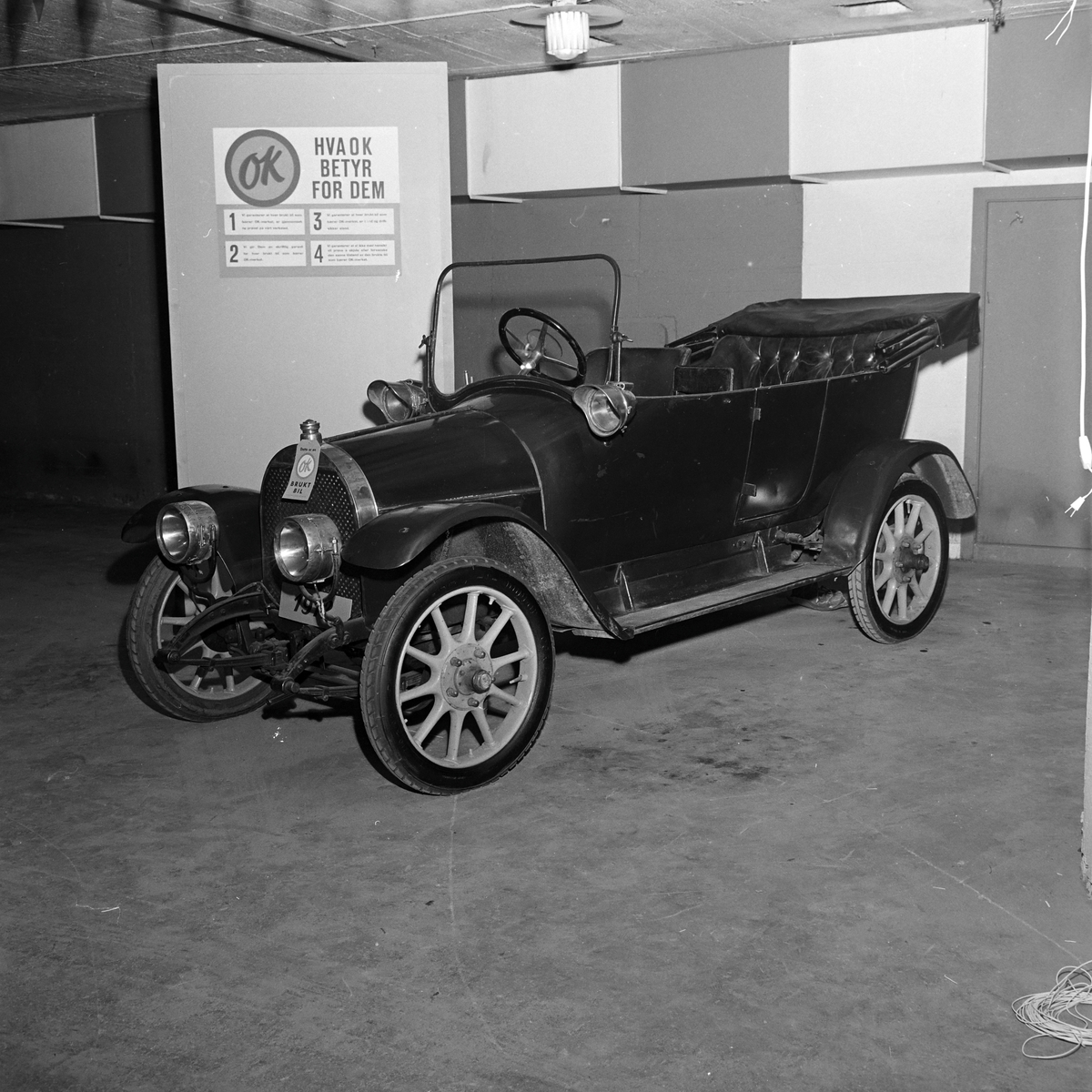 Biler fra bilforhandlere i byen i samarbeid med General Motors utstilt i Hotell Prinsens kjellerhaller