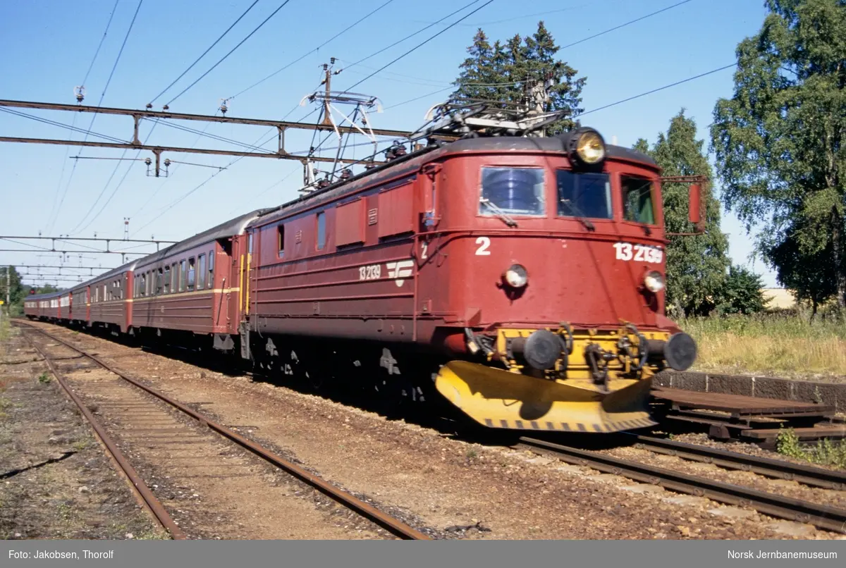 Elektrisk lokomotiv El 13 2139 med hurtigtog til Halden, tog 117, i spor 2 på Såner stasjon
