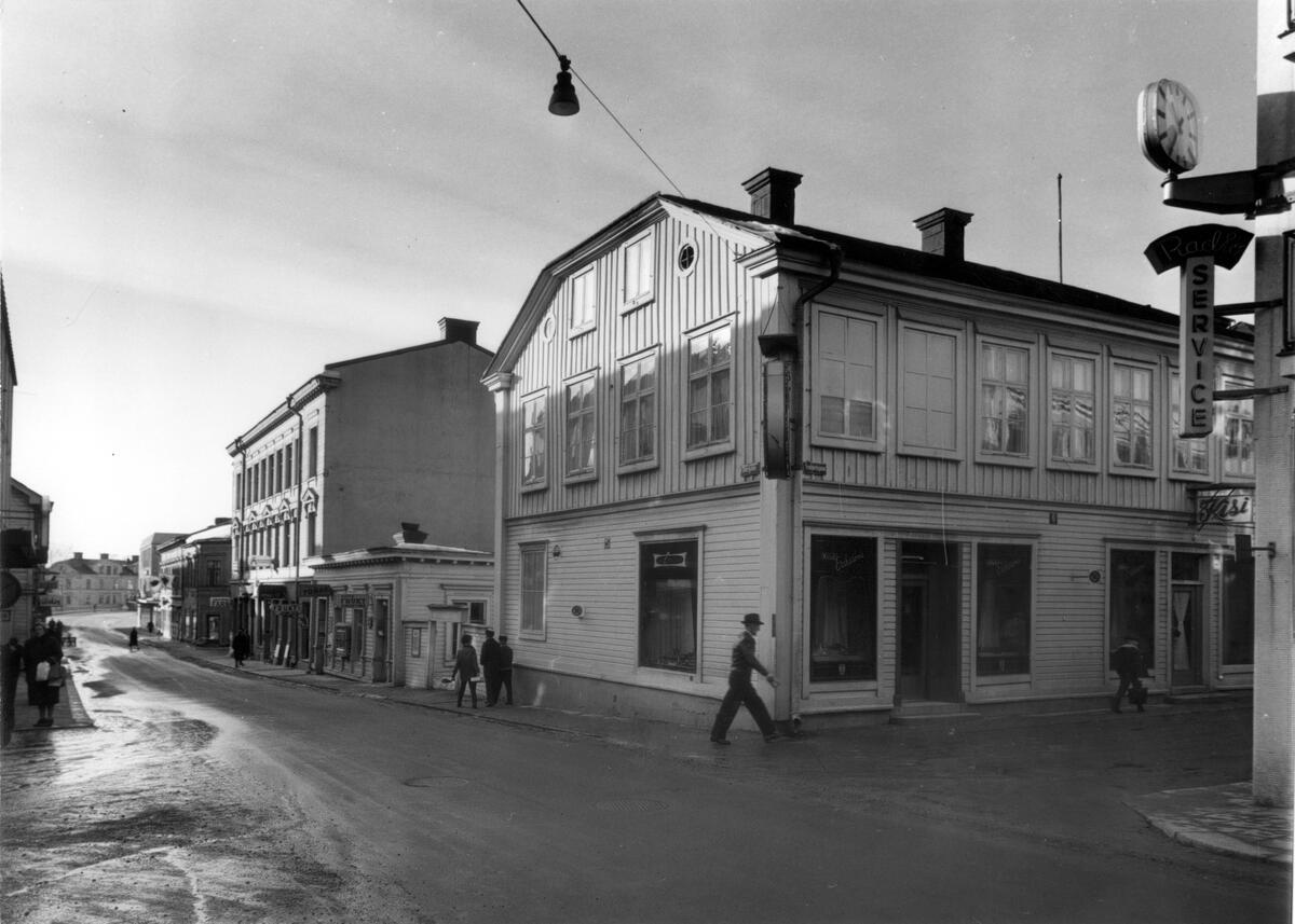 Hörnhuset och paviljongen på tomt nr 2 rivs hösten 1961. Taget från Storgatan mot SSV.