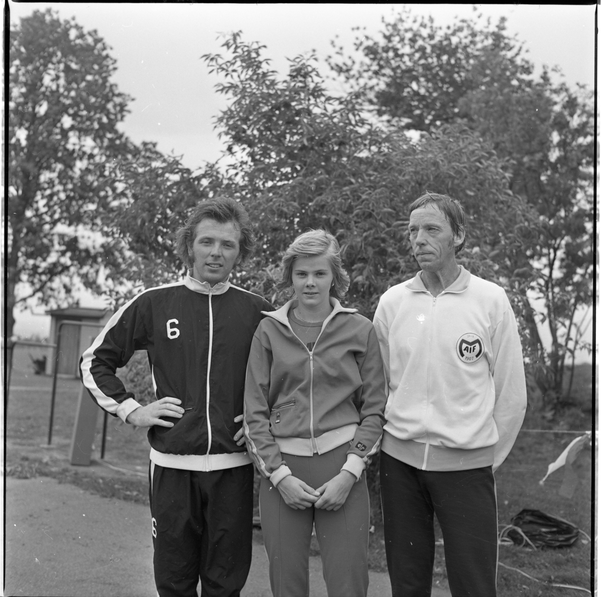 Tre personer uppställda för fotografen, vinnarna i olika klasser i Visingsörundan på Visingsö.