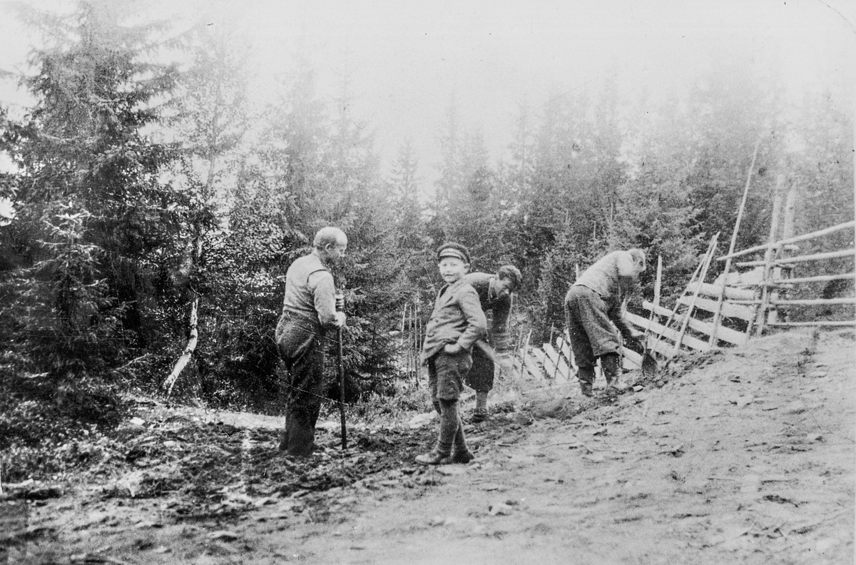 Veiarbeid på veien mellom Medalen og Buin. Fra venstre: Tor Medalen, Harald Medalen, Harald Berntsen og Helje Medalen. Omkring 1930.