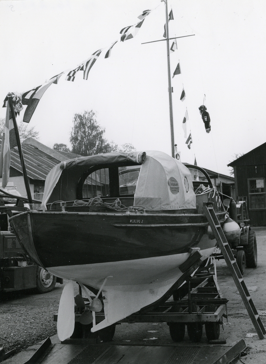 Österskärs Varv, Uppland. Sjösättning av motorbåten WIKING X inför andra långresan Stockholm - Narvik-Stockholm, år 1980. Måtten på båten är 9,00 x 2,15 och motorn är tvåcylindrig Penta på 8 hk.
