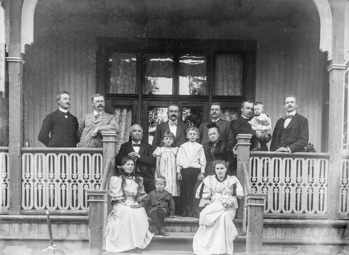 Haagen og Ida Skattum med barn og barnebarn, Familiefoto