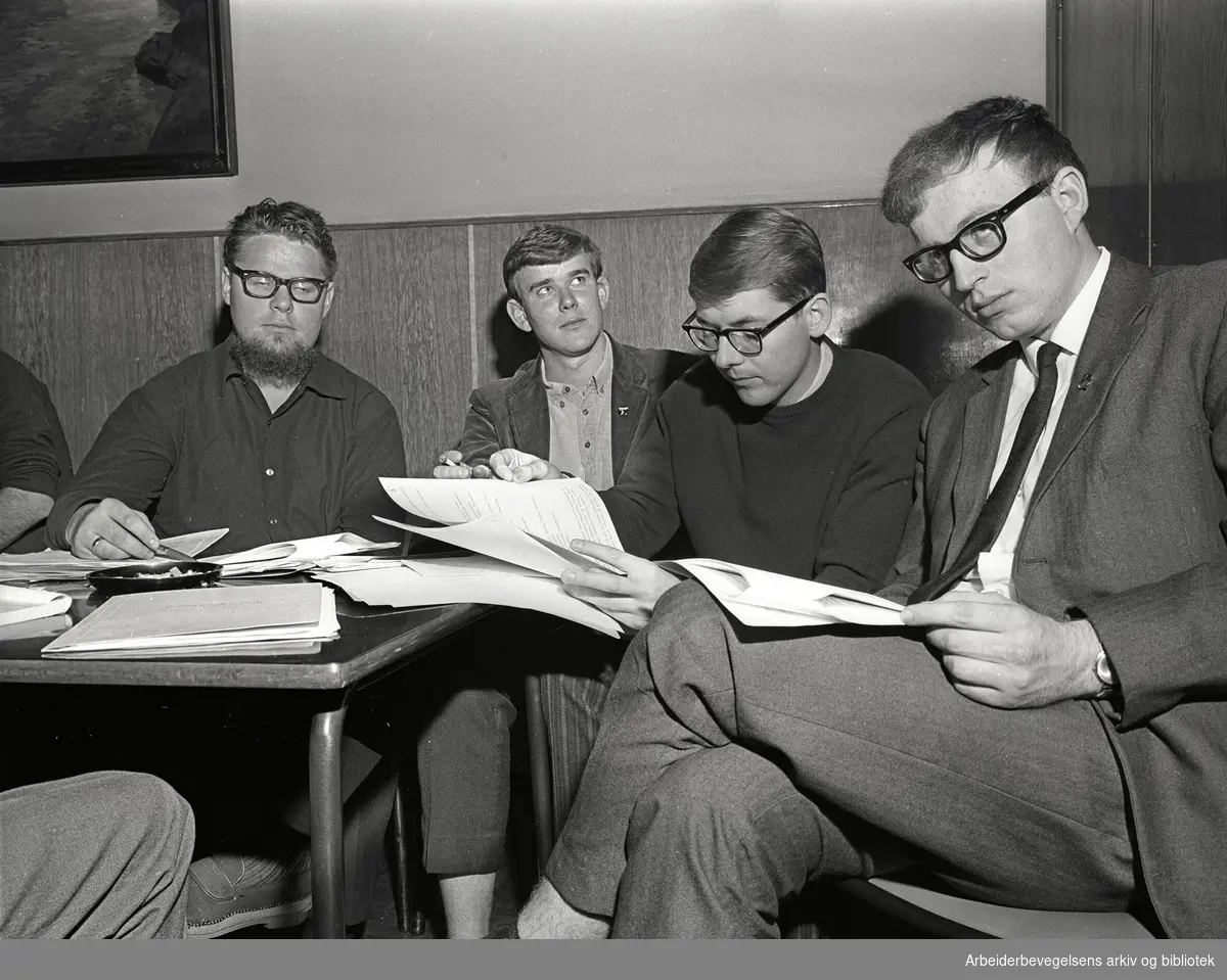 Landsmøte i SUF. 7. oktober 1967. Blant andre: Theo Koritzinsky og Per Eggum Mauseth.