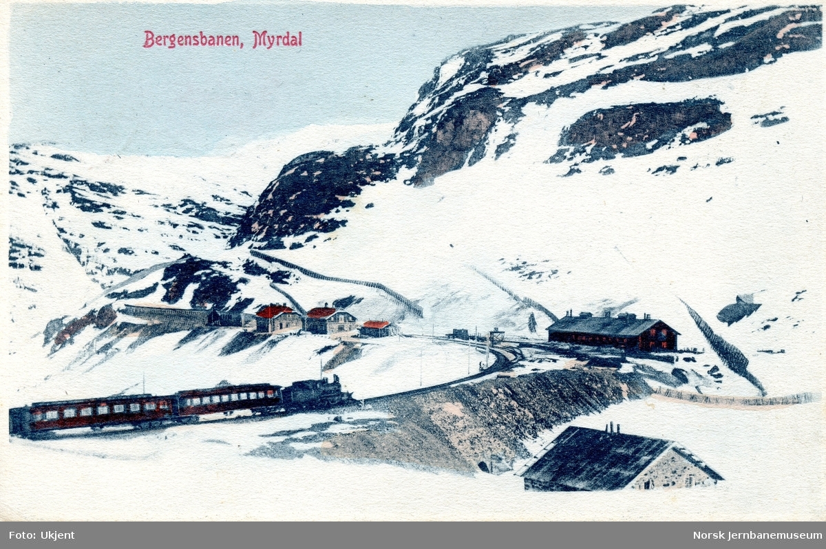 Damplokomotiv type 21 med persontog kjører inn på Myrdal stasjon