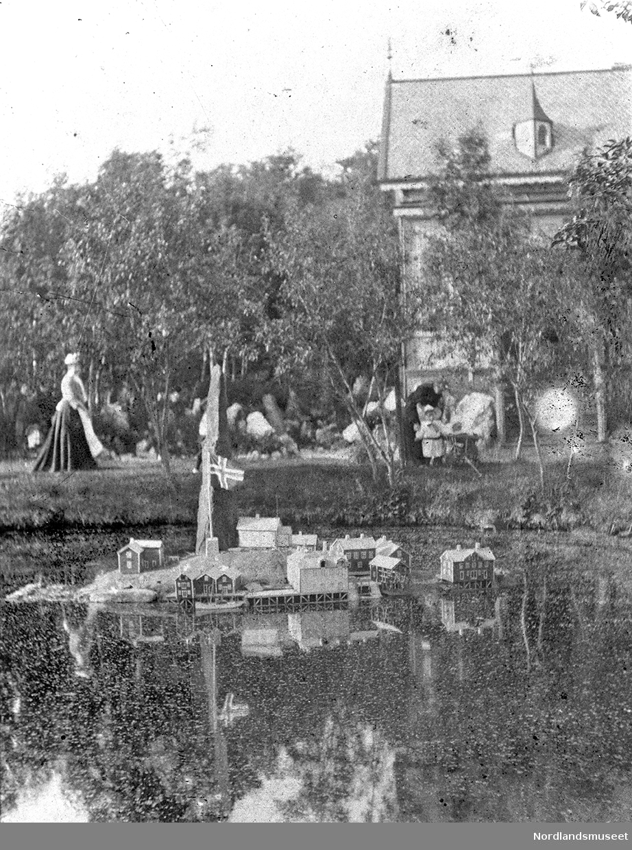A. Holters landsted på Grønåsen, modellen av Glea på Røst i en dam.
