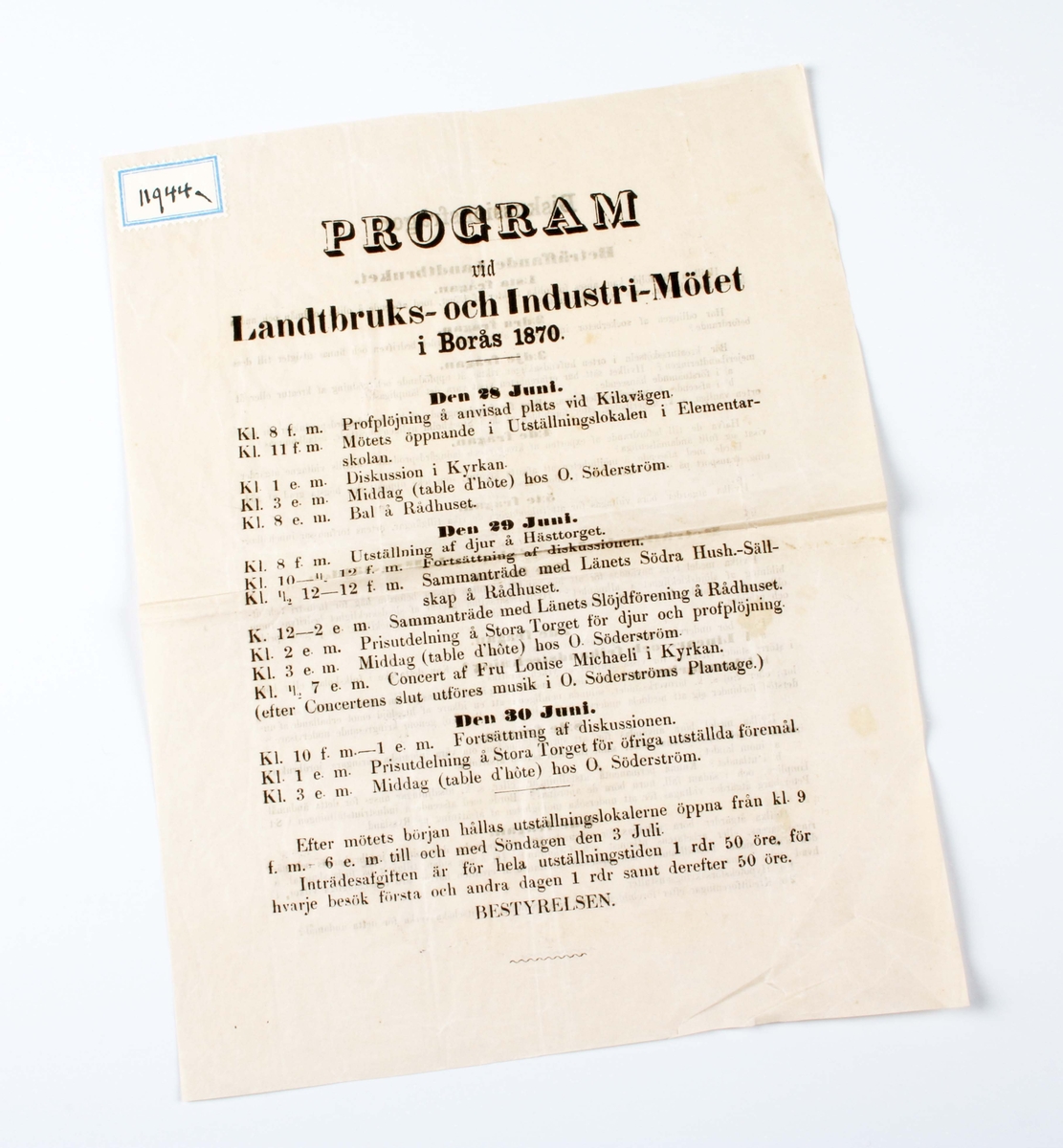 Programblad för "Landtbruks- och Industri-Mötet i Borås 1870". Bleknat papper med svart text. Vikt på mitten.