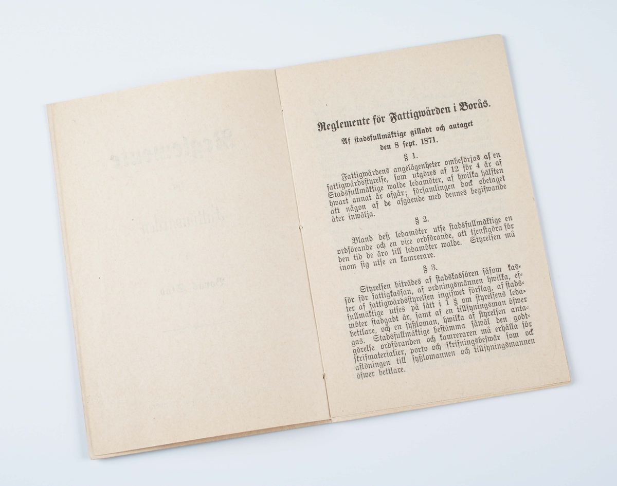 Litet, blågrönt häfte i papp, med 3 blekta blad. Insidan med texten: "Reglemente för fattigvården i Borås Stad", "Borås 1883 Albert Rydins Boktryckeri". I gott skick.