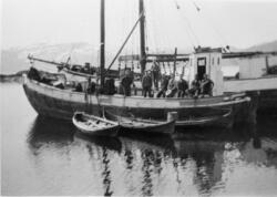Skøyte "Hilda" med småbåter ved siden 1929.