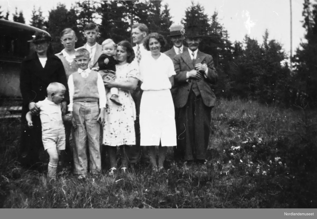 Astrid Karlsens familie på tur til Kongsvinger, 1937.