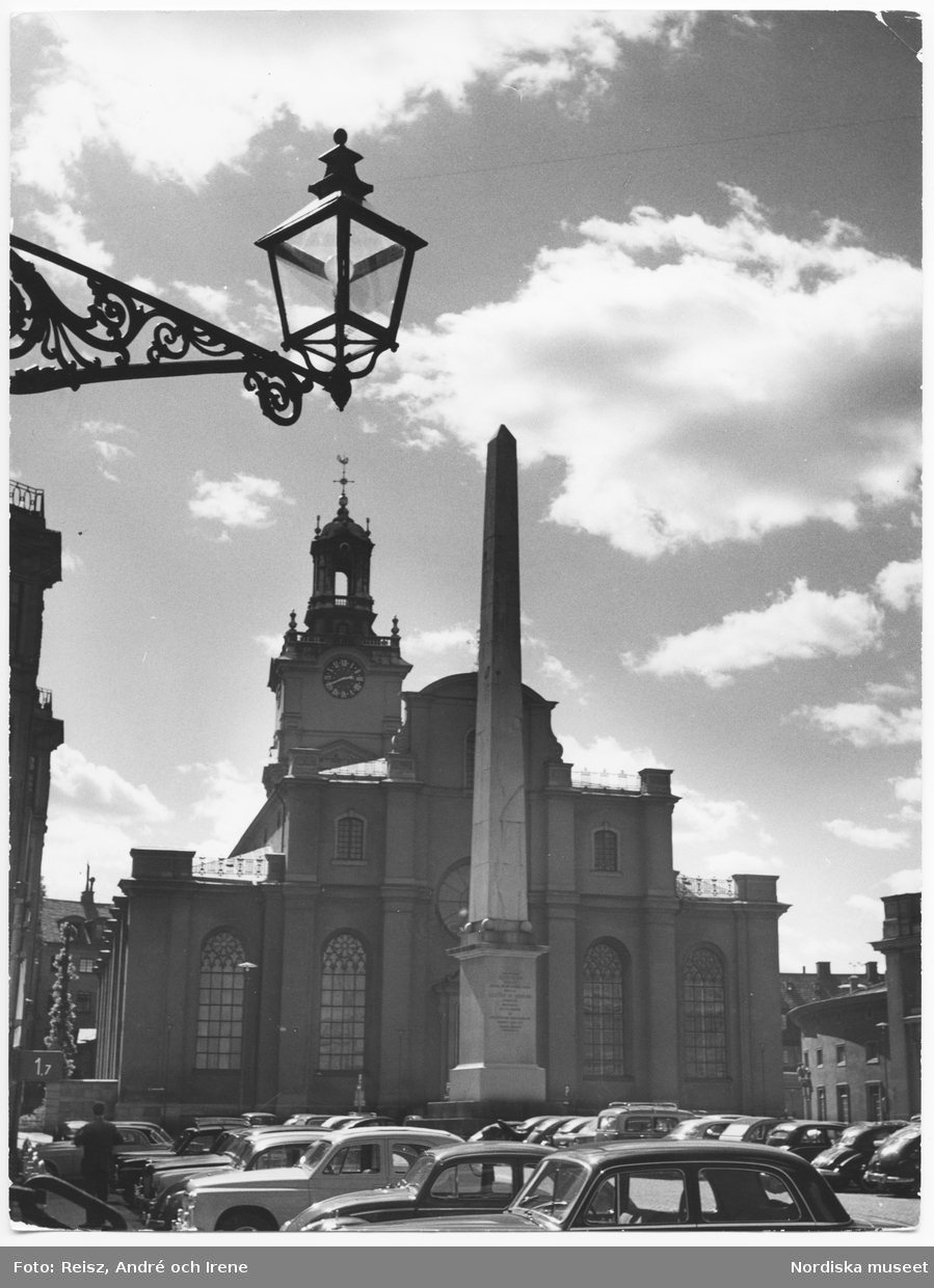 Stockholm. Obelisken vid slottsbackens krön ritad av Louis Jean Desprez är ca 35 m hög, den invigdes 3 oktober 1800. I bakgrunden Storkyrkan..