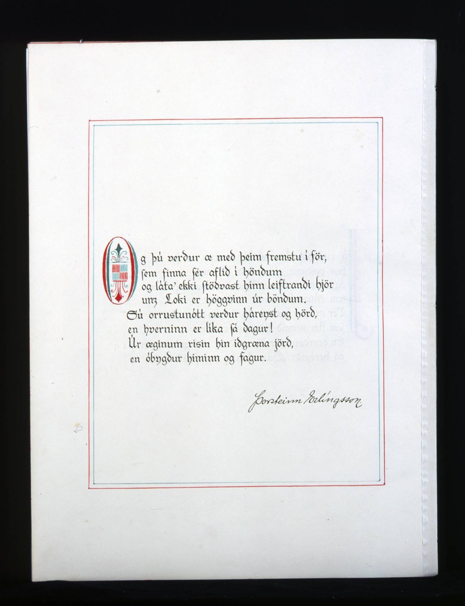 Adresse med mappe i mørkebrunt skinn med gullskrift på forsiden. Løse doble blad med mange hilsener i gullrammer. Adressen er skrevet med gotiske bokstaver i svart, rødt og gull.