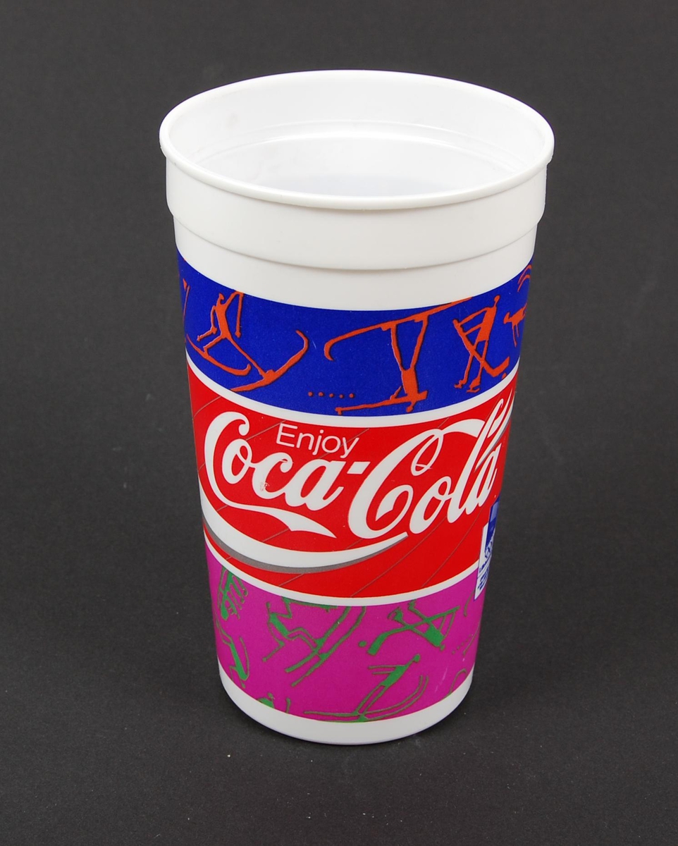 Flerfarget beger med logo for Coca-Cola og de olympiske leker på Lillehammer i 1994. Piktogrammer for ulike grener i de olympiske leker på Lillehammer i 1994 inngår i dekoren på begeret.