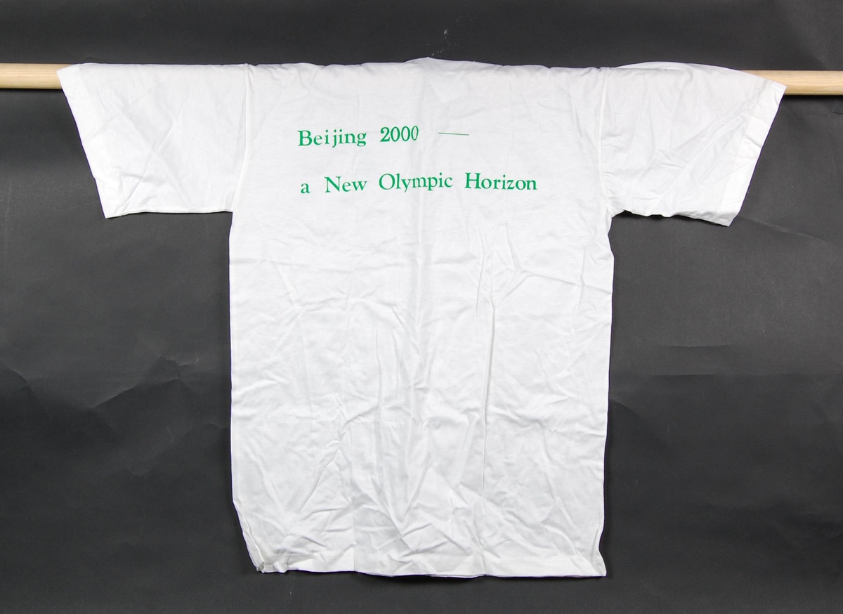 Hvit t-skjorte med grønn logo for kandidatbyen Beijing i forbindelse med søkerprosesssen til de olympiske leker i 2000.