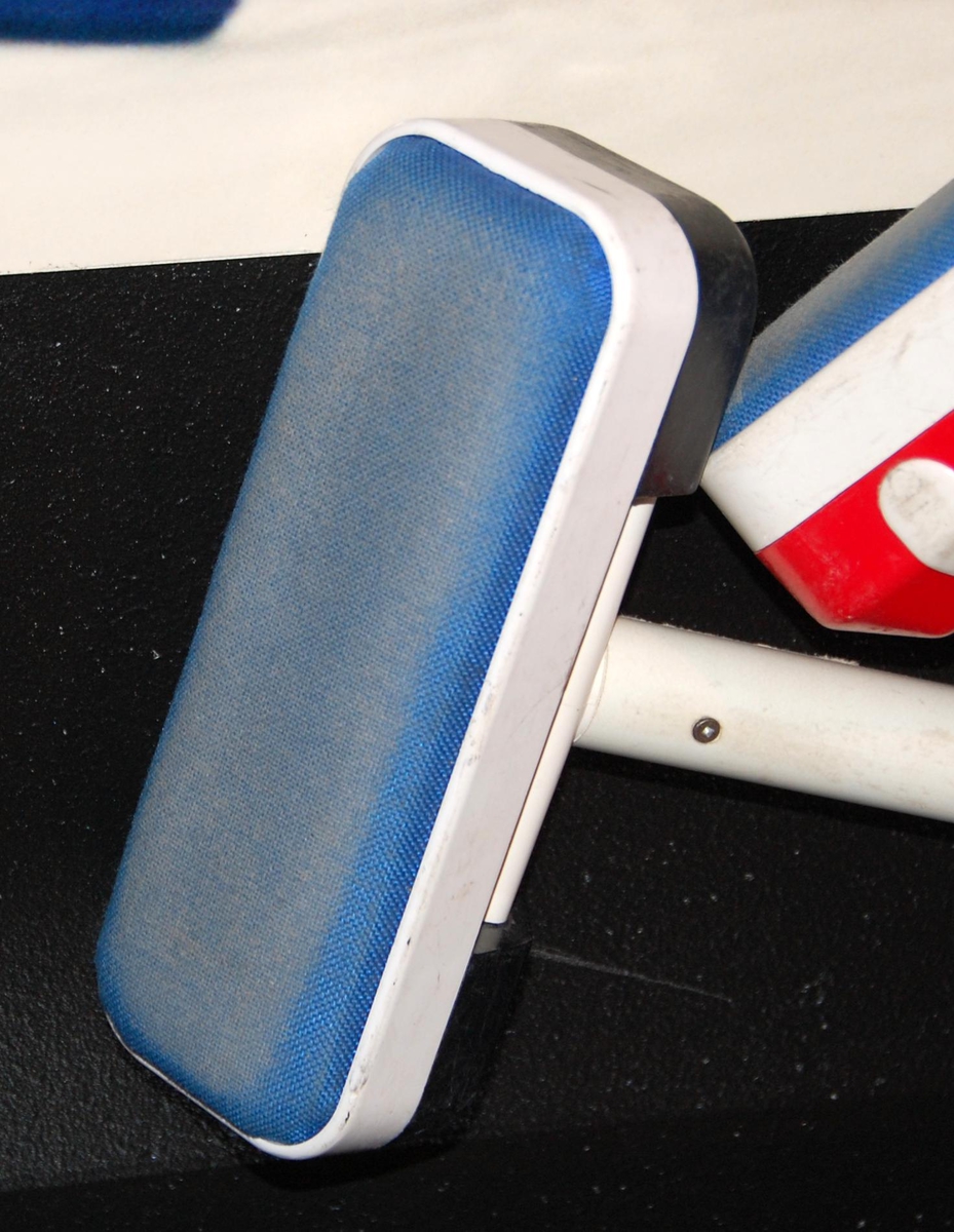 Hvit og blå curlingkost.