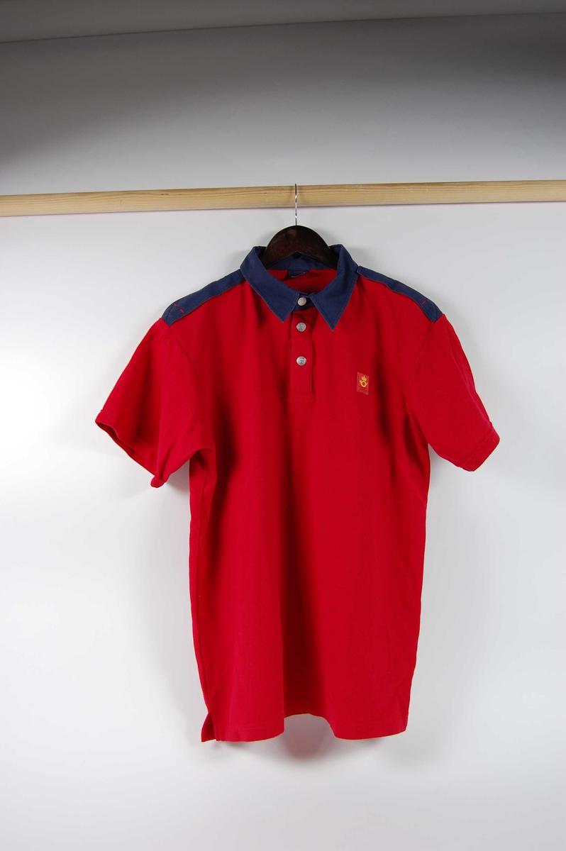 Rød T-skjorte med postemblem