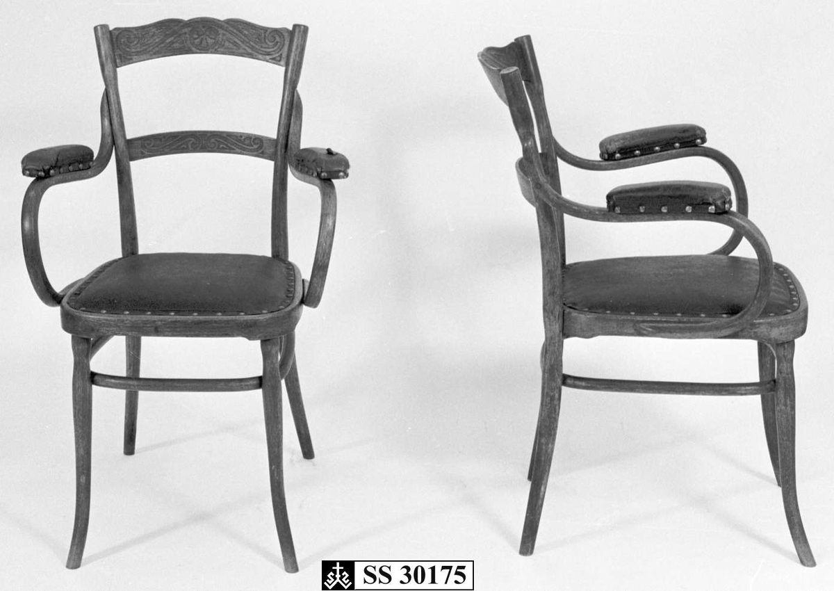 Stolene er av bøk med mønster presset på i ryggen. Trekket er naglet fast til sete, rygg og armlener.