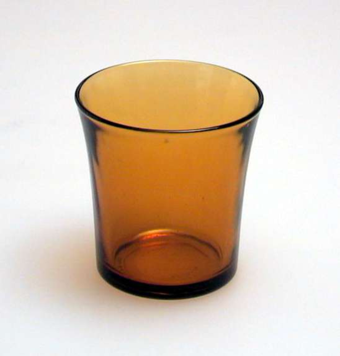 Glatt gulbrunt drikkeglass.