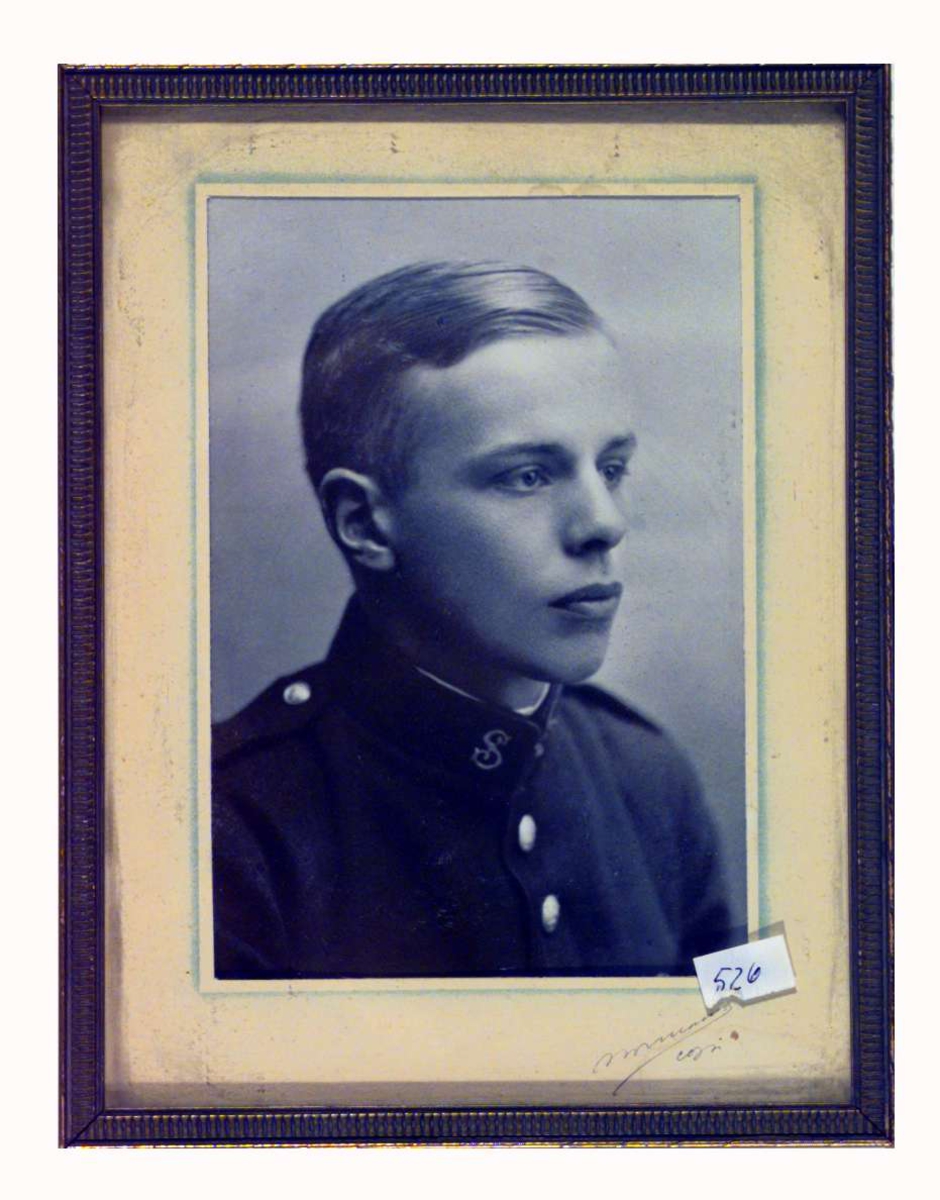 Portrett av Sigrid Undsets sønn Anders Castus Svarstad i militæruniform.