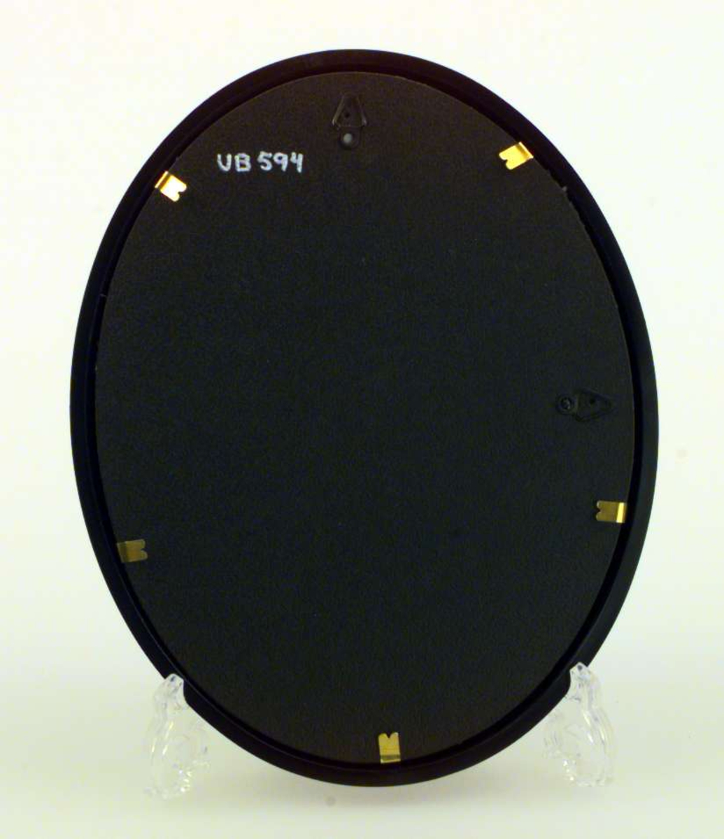 Utklippsbilde i oval sort ramme. Rammen har en forgyllet kant inn mot bildet.