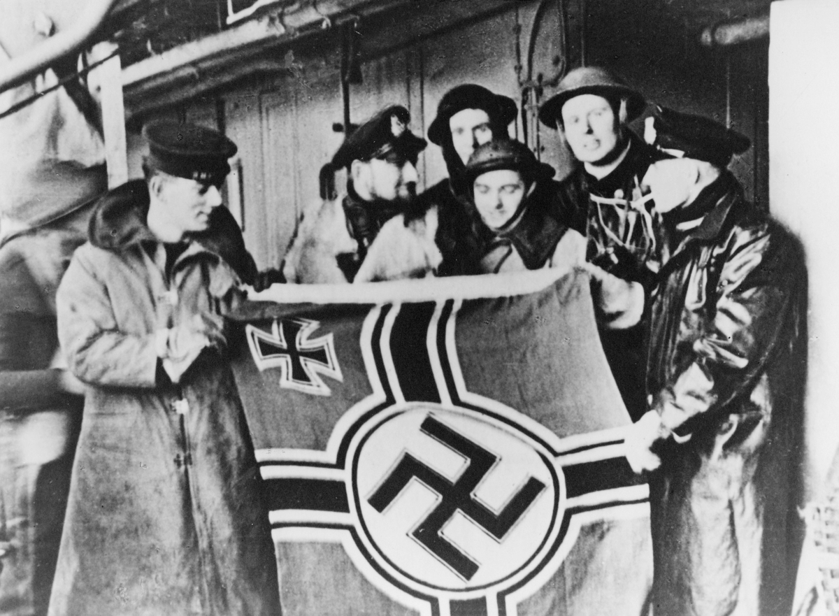 krigen, 2. verdenskrig, Måløyraidet 27. desember 1941, menn, soldater holder tysk flagg med hakekors