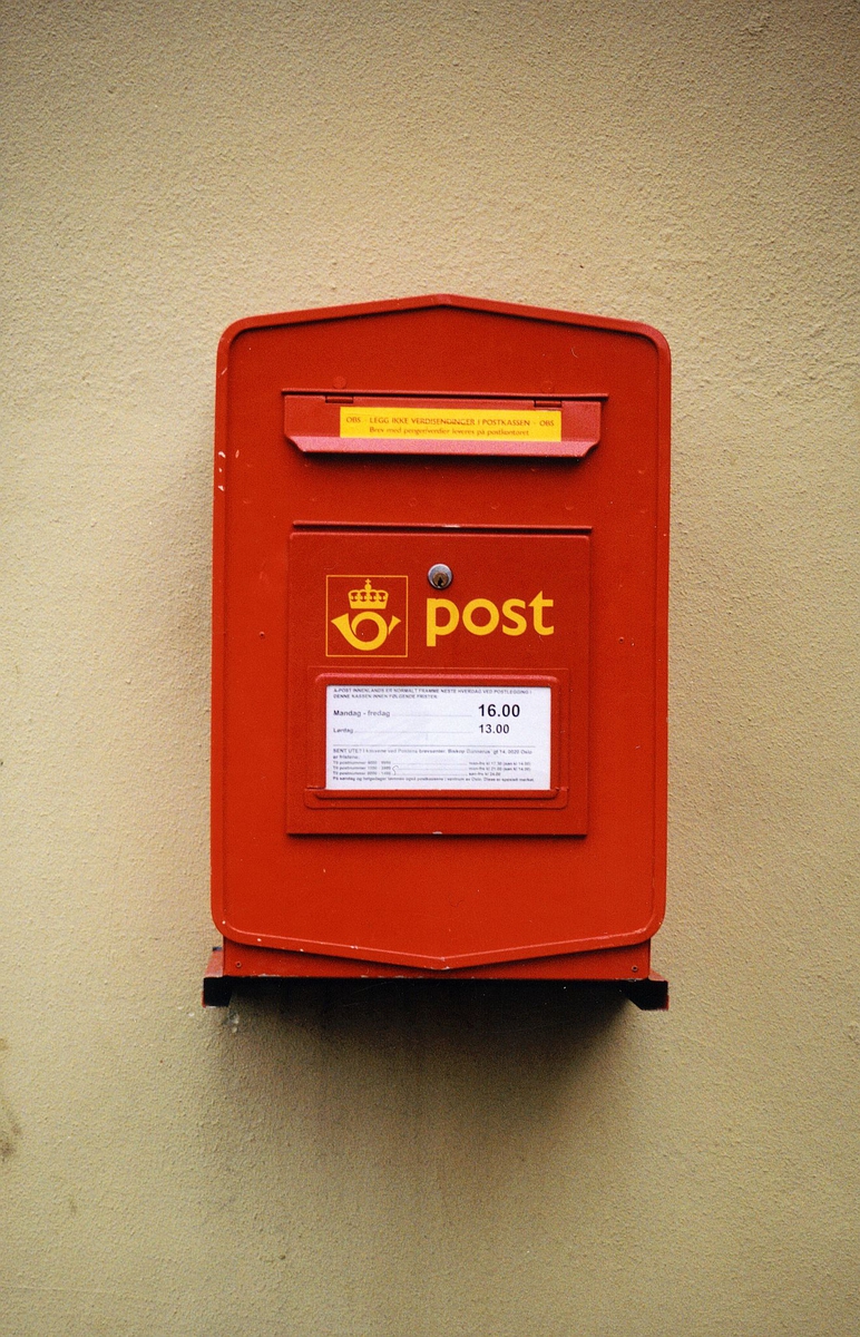 postkasser, offentlig rød med gul skrift, tømmetider står på