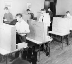 postskolen, interiør, brevsortering, 6 menn