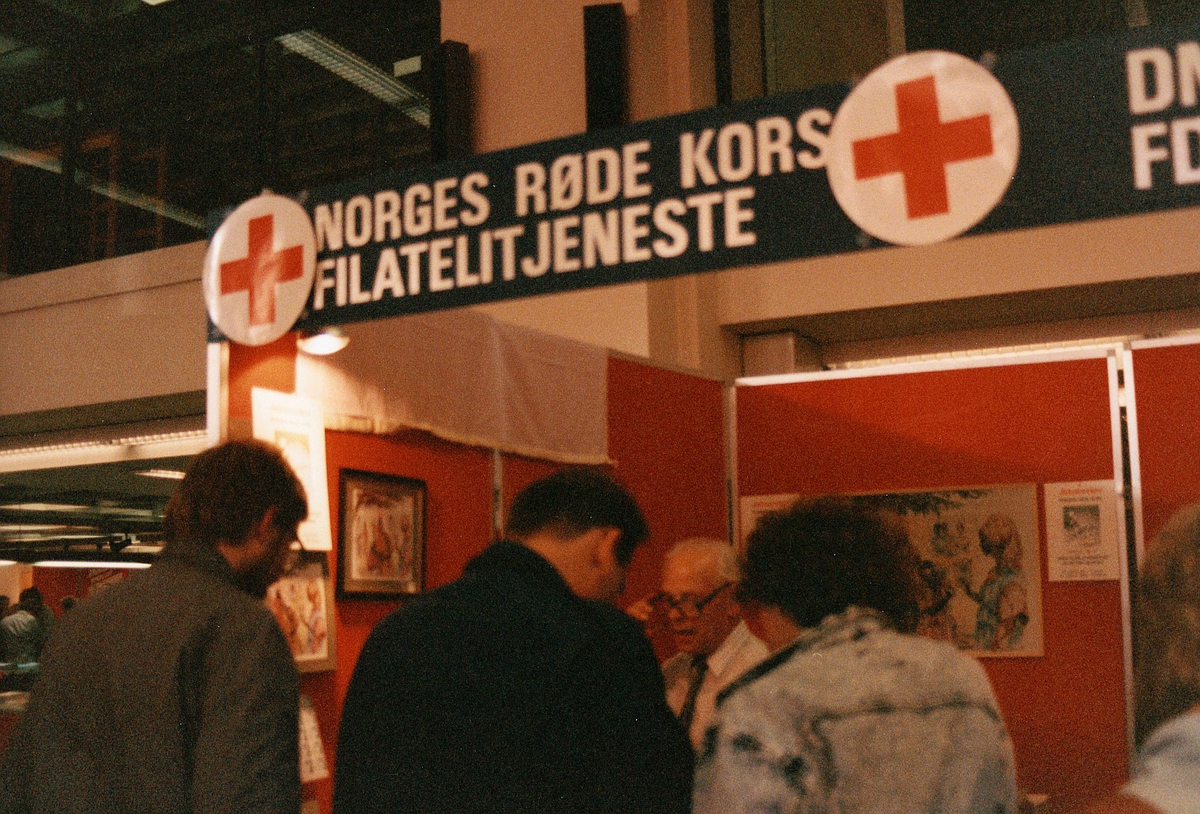 frimerkets dag, Oslo Rådhus, stands for Norges Røde Kors filatelitjeneste, ekspeditør, kunder