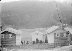 0206.1909. Gården  Aamodt. Bolighus, uthus, gjerde, kvinner,