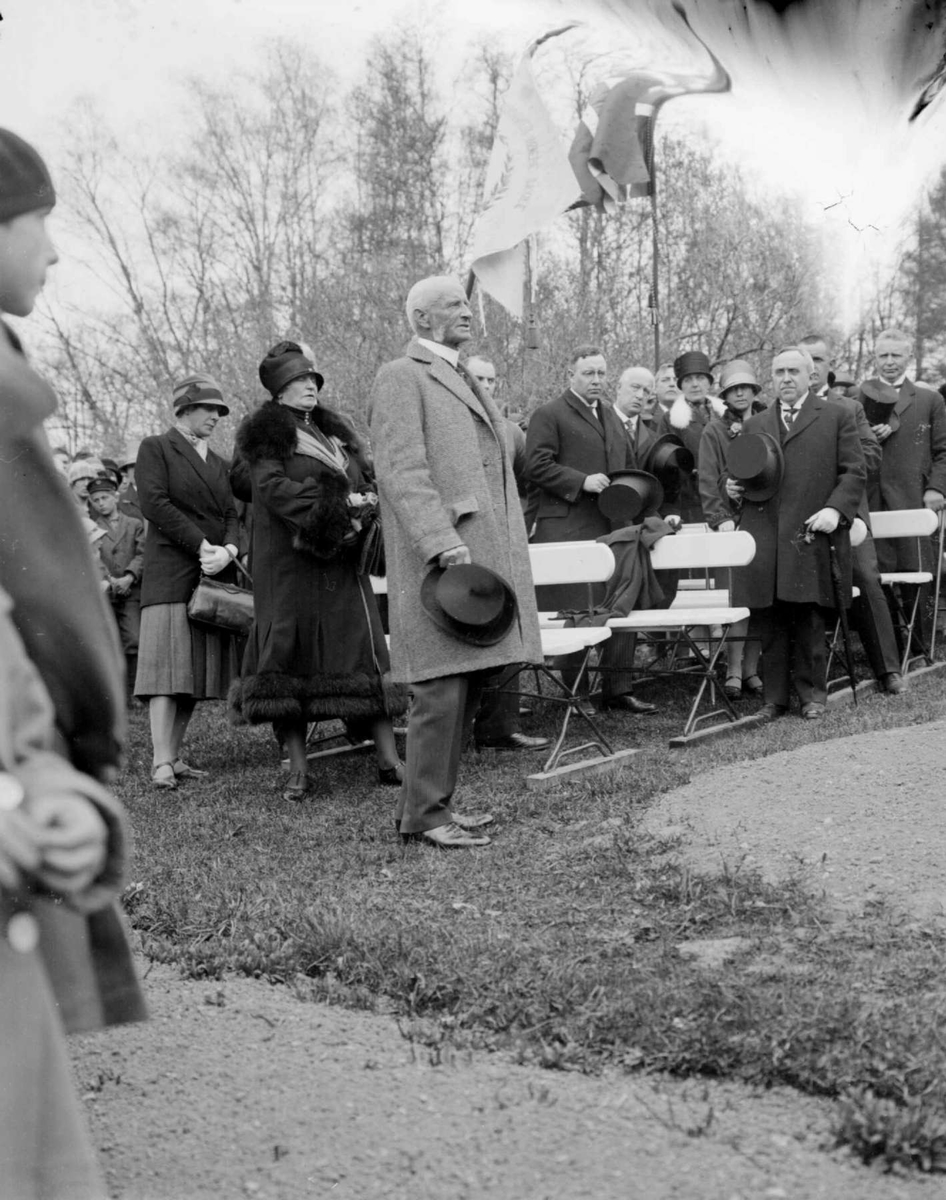 Advokat Ludvig Lumholtz holder takketale ved avduking av monumentet av sin bror Carl Lumholtz i Søndre park, Lillehammer