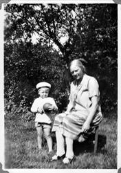 Kvinne, gutt, matroslue, hage