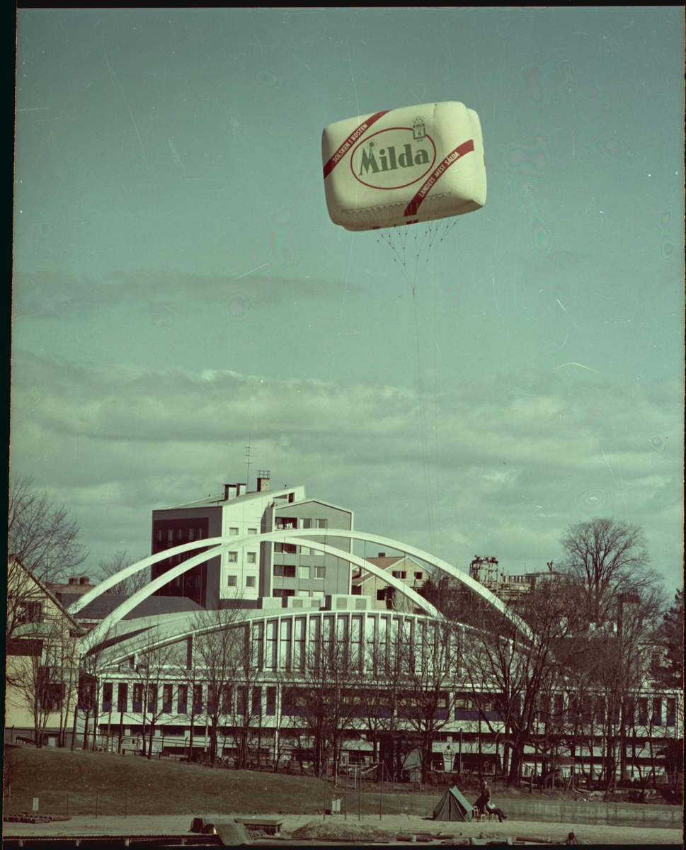 Invigning av Sporthallen med ballonguppstigning. Reklam för Milda.
Sporthallen uppförd 1955-56 efter Hans Westmans ritningar. Invigningen var den 6 oktober 1956.