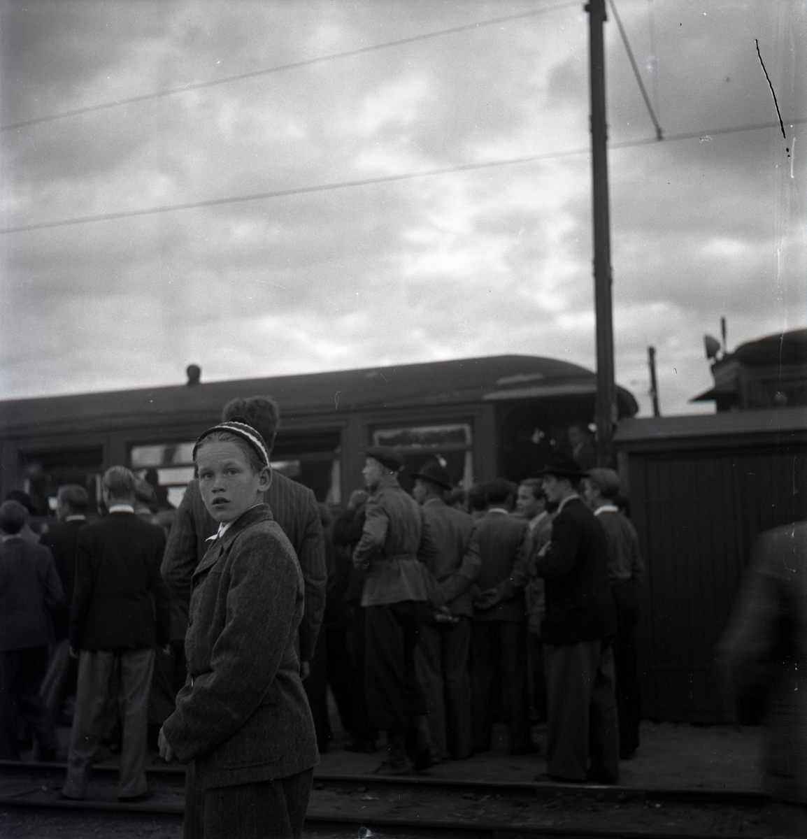 Nazistkravallerna. Folksamling på järnvägsstationen. Nazistmotståndarna samlades vid MÖJ:s smalspåriga järnväg varifrån nazisterna skulle avresa mot Klockrike. Den 4-5 september 1943.
