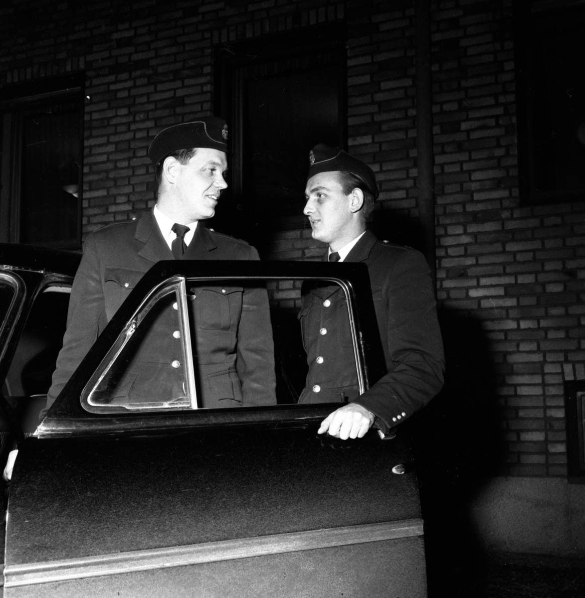 Polisman Helge Andersson (t. v.) och kollegan Larsson inspekterar en ny