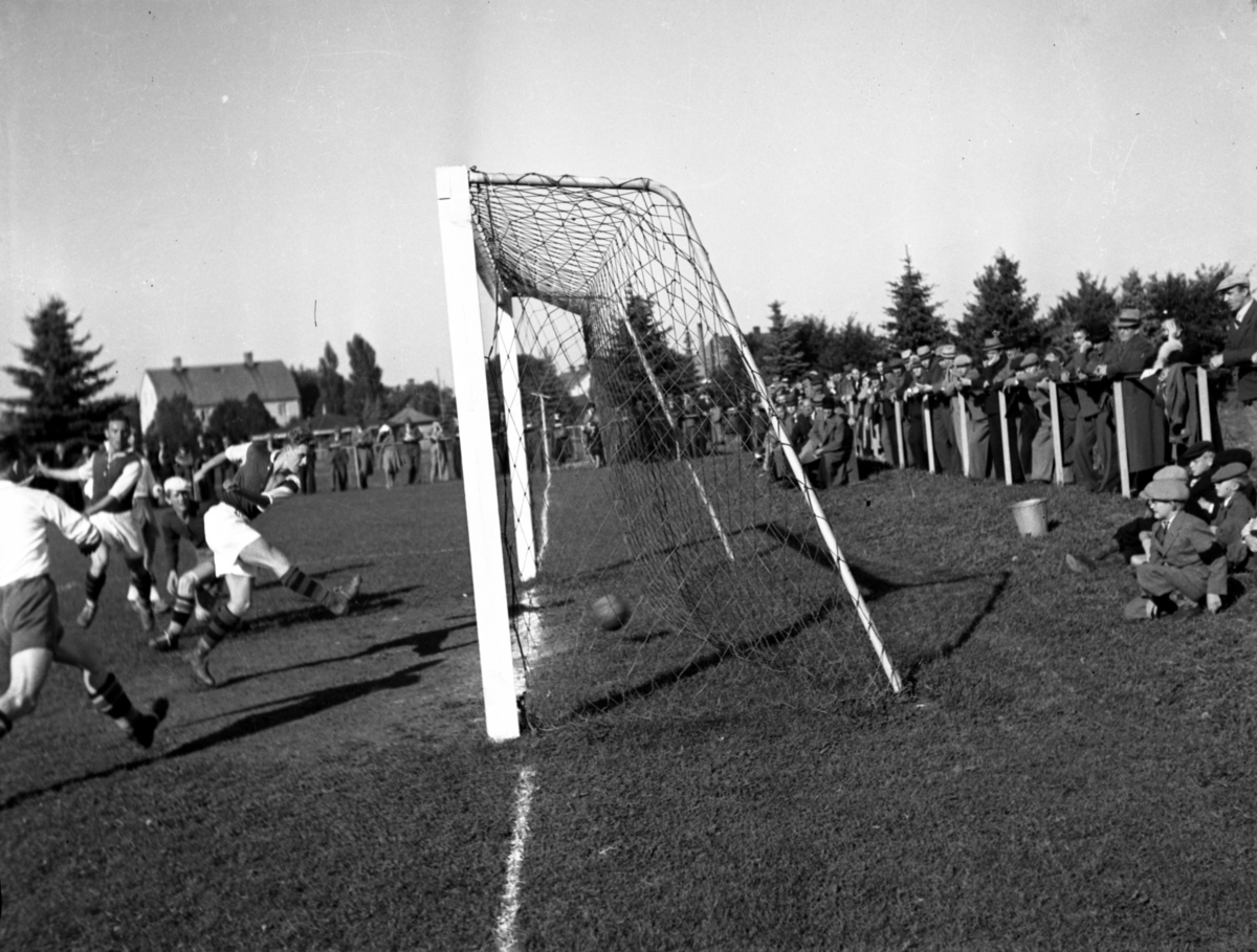 Derbys center Sven Andrini gör mål under en match på Folkungavallen.