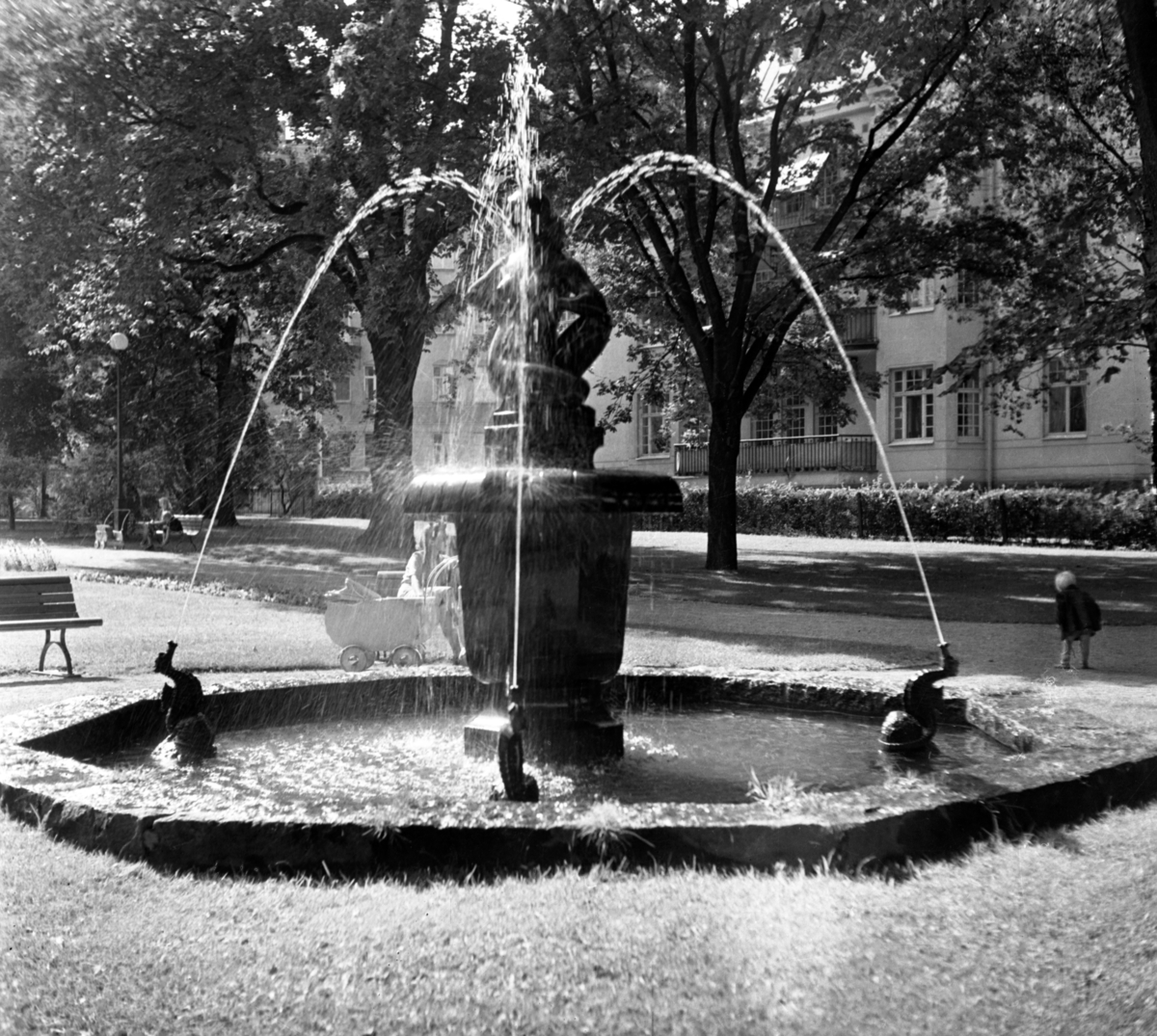 Skulpturen Fontänfigur invigdes 1922, fotografiet är från år 1940. Springbrunnen i Järnvägsparken av Gottfrid Larsson, 1922 är gjord i brons. Skulpturen är bekostad med pengar från hantverksutställningen1922. Skulpturen står på ett kalkformat fundament placerat i en åttkantig stenbassäng, där fyra små sjöhästar sprutar vatten. Den nakna, knäsittande kvinnan var tänkt att samspela med flera figurer i en större grupp av sjöhästar och tritoner. Det ger en förklaring till den underliga sprialvridna ställningen som gjort att konstverket i folkmun kallas för Damen med loppan. 
Skulpturen står på norra sidan av Järnvägsparken.