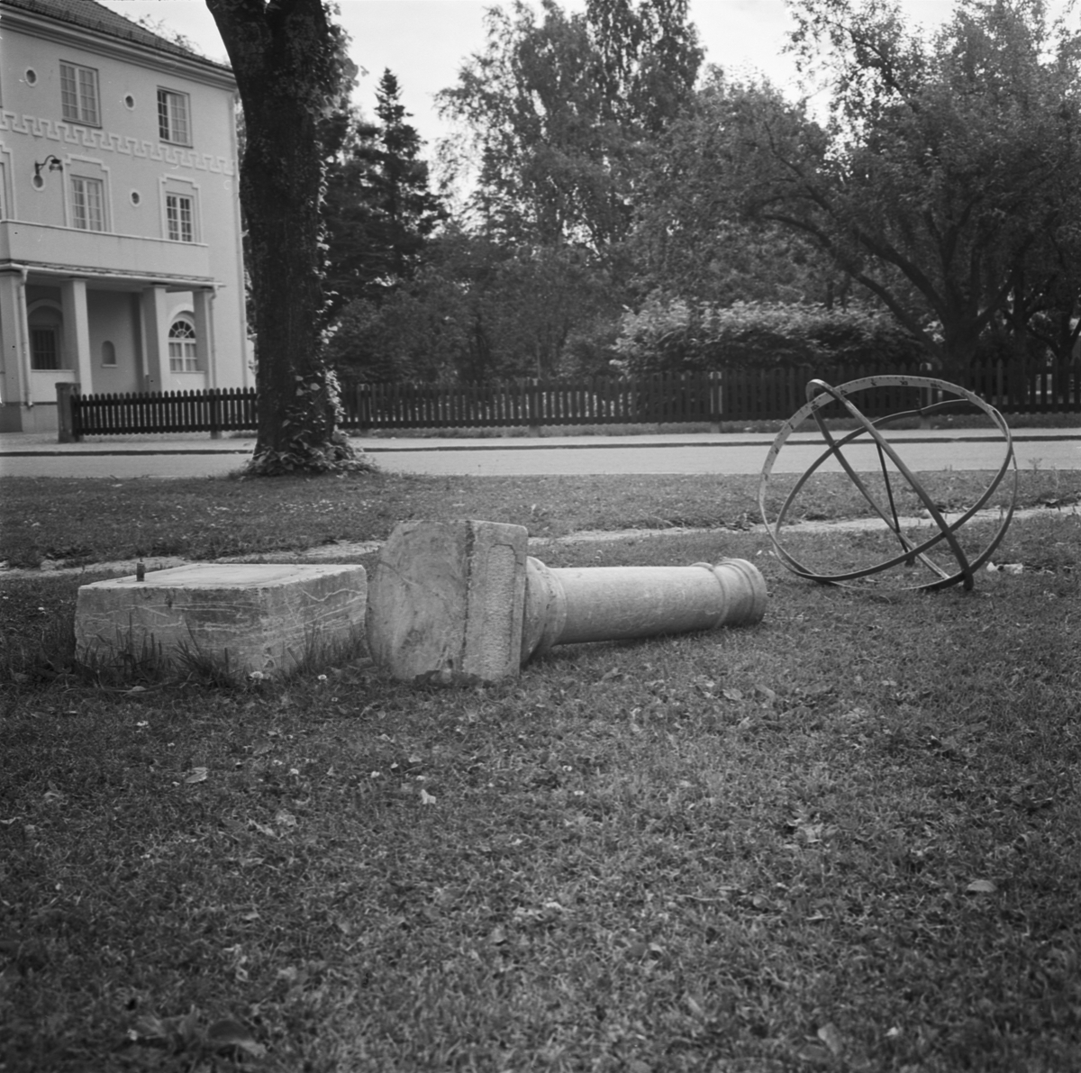Vandaliserad skulptur i park, Tierp, Uppland 1969