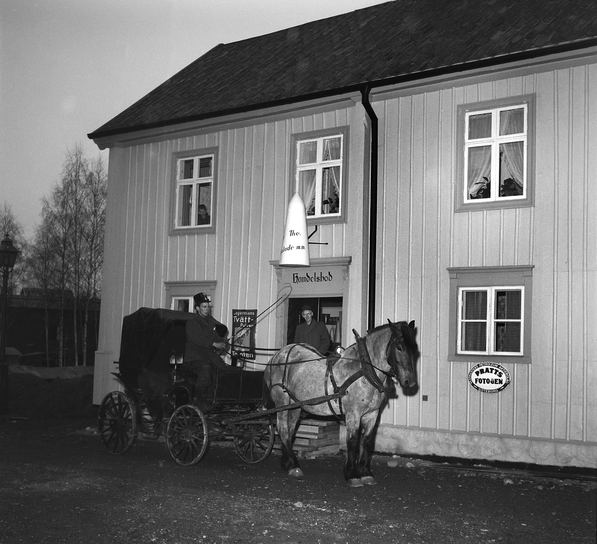 Häst och vagn framför Handelsboden på Kryddbodtorget i Gamla Linköping, 1956.