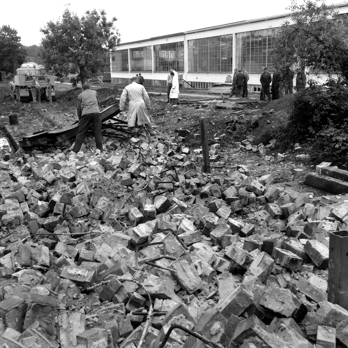 Ett landmärke försvinner. Rivning av skorsten vid Wahlbecks fabriker 1962.