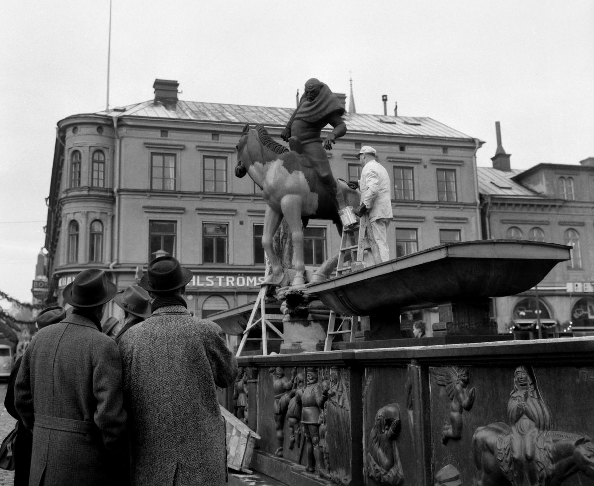 Folke filbyter statyn målas blå, 1963.