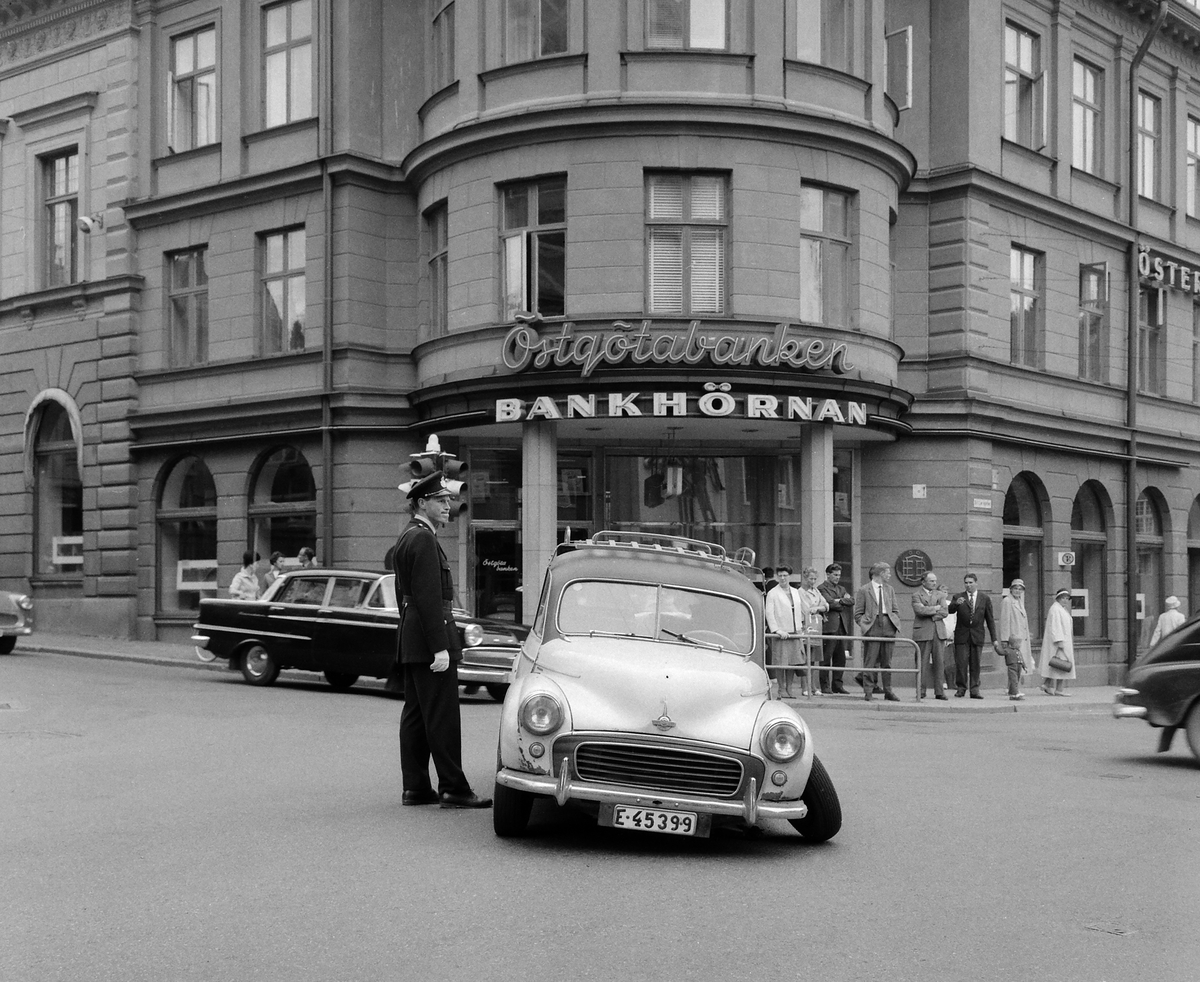 Trafikolycka i korsningen Sankt Larsgatan och Storgatan, 1963.